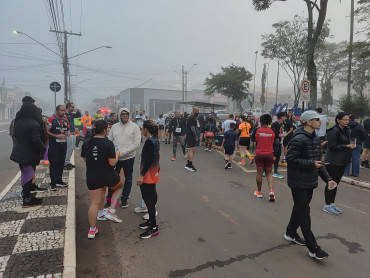 Foto 67: Mesmo com mal tempo, corrida de pedestre TVCOM RUNNING reúne mais de 300 participantes 