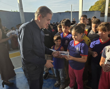 Foto 3: Entrega de Kits Odontológicos para os alunos