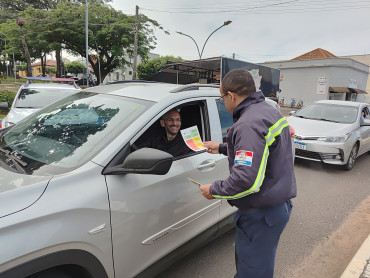 Foto 11: Motoristas recebem orientações durante blitz de campanha educativa
