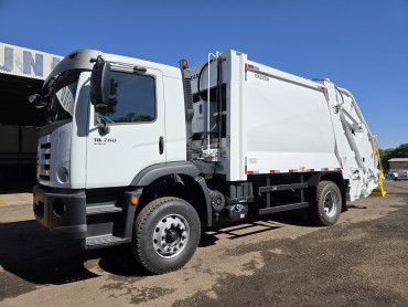 Foto 9: Quatá é Contemplada com Caminhão Compactador de 15 Toneladas