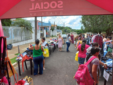 Foto 1:  Varal Solidário leva roupas à população de Quatá 
