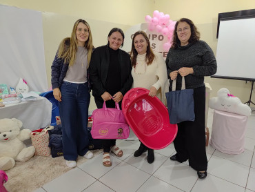 Foto 8:  Entrega de kits de enxoval