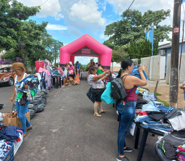 Foto 19:  Varal Solidário leva roupas à população de Quatá 