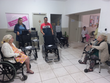 Foto 2: Quatá recebe novas cadeiras de rodas e banho