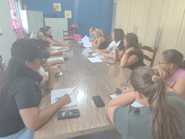 Foto 1: Reunião com equipe de gestão e representantes das entidades sociais