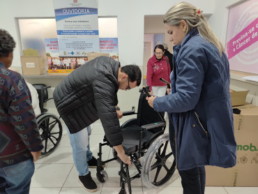 Foto 6: Quatá recebe novas cadeiras de rodas e banho