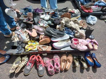 Foto 5:  Varal Solidário leva roupas à população de Quatá 