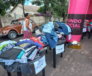 Foto 14:  Varal Solidário leva roupas à população de Quatá 
