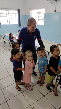 Foto 8: Novos uniformes são entregues para os alunos da Rede Municipal de Quatá