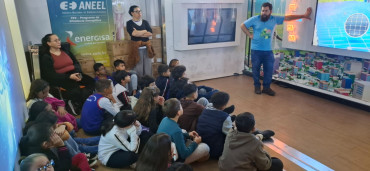 Foto 2: Projeto Nossa Energia promove ações em Quatá com troca de lâmpadas, ventiladores e sorteio de geladeiras