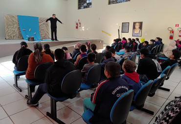 Foto 3: Peça teatral realizada em Quatá conscientiza alunos sobre a importância dos rios e das mudanças climáticas