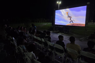Foto 1: Projeto Cinema no Bairro reúne cerca de 200 pessoas no Jardim Primavera