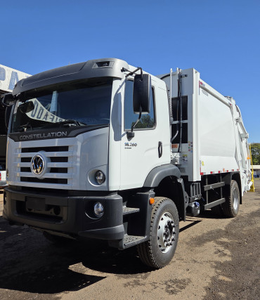 Foto 5: Quatá é Contemplada com Caminhão Compactador de 15 Toneladas