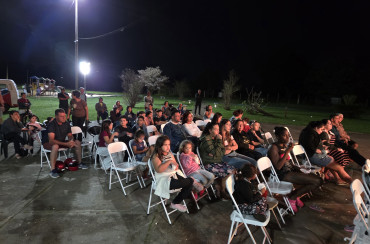 Foto 5: Projeto Cinema no Bairro reúne cerca de 200 pessoas no Jardim Primavera