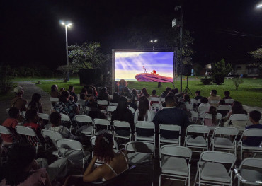 Foto 8: Projeto Cinema no Bairro reúne cerca de 200 pessoas no Jardim Primavera