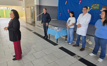 Foto 13: Entrega de Kits Odontológicos para os alunos