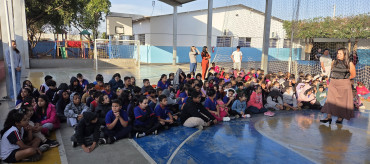 Foto 2: Entrega de Kits Odontológicos para os alunos