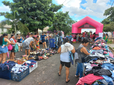 Foto 25:  Varal Solidário leva roupas à população de Quatá 