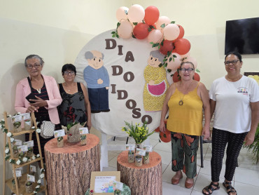 Foto 4: CRAS promove café da manhã especial em comemoração ao Dia do Idoso