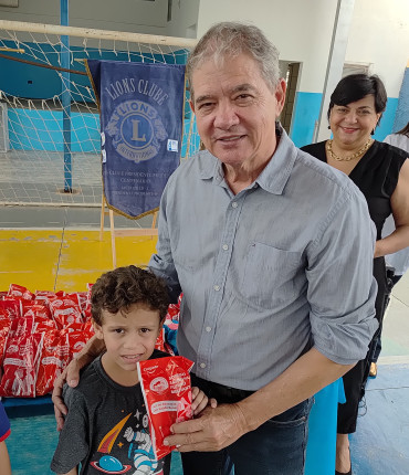 Foto 13: Alunos da Escola Osira de Quatá recebem Kit de Higiene Bucal oferecidos pelo LIONS CLUBE de Presidente Prudente