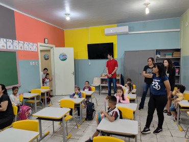 Foto 101: Alunos de Quatá recebem material escolar e são recepcionados com acolhimento e carinho no primeiro dia de aula