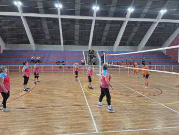 Foto 71: Quatá celebra o Dia do Idoso com partida de voleibol adaptado