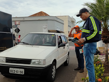 Foto 7: Motoristas recebem orientações durante blitz de campanha educativa