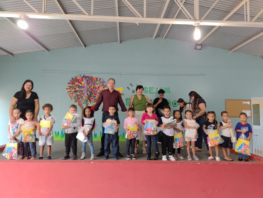 Foto 14: Alunos de Quatá recebem material escolar e são recepcionados com acolhimento e carinho no primeiro dia de aula