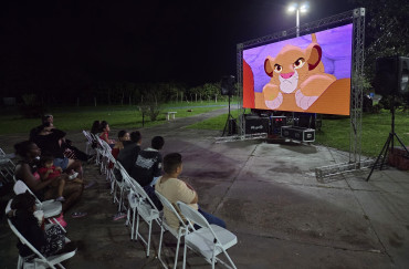 Foto 11: Projeto Cinema no Bairro reúne cerca de 200 pessoas no Jardim Primavera