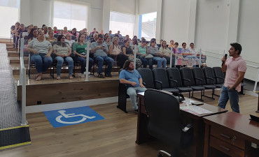 Foto 3: Profissionais Municipais participam de palestra em prol do Fevereiro Roxo e Laranja