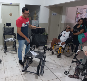 Foto 9: Quatá recebe novas cadeiras de rodas e banho