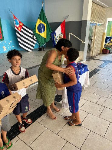 Foto 60: Novos uniformes são entregues para os alunos da Rede Municipal de Quatá