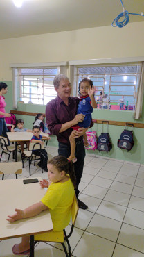 Foto 30: Alunos de Quatá recebem material escolar e são recepcionados com acolhimento e carinho no primeiro dia de aula