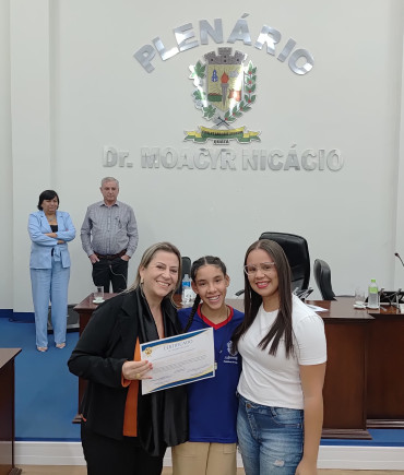 Foto 12: Alunos de Quatá recebem Moção de Aplausos na Câmara Municipal