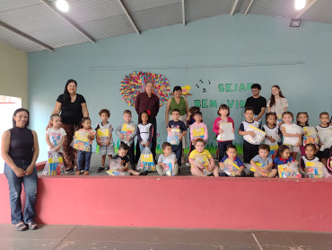 Foto 6: Alunos de Quatá recebem material escolar e são recepcionados com acolhimento e carinho no primeiro dia de aula