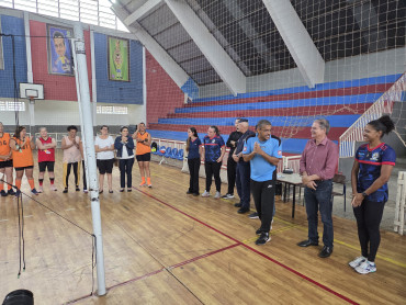 Foto 19: Quatá celebra o Dia do Idoso com partida de voleibol adaptado