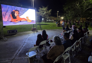 Foto 17: Projeto Cinema no Bairro reúne cerca de 200 pessoas no Jardim Primavera