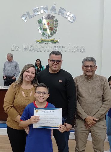 Foto 5: Alunos de Quatá recebem Moção de Aplausos na Câmara Municipal