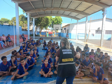 Foto 4: Ação educativa em combate e Dengue e o Escorpião