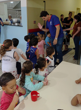 Foto 5: Novos uniformes são entregues para os alunos da Rede Municipal de Quatá