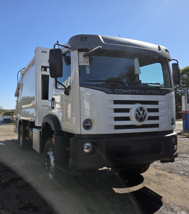 Foto 11: Quatá é Contemplada com Caminhão Compactador de 15 Toneladas