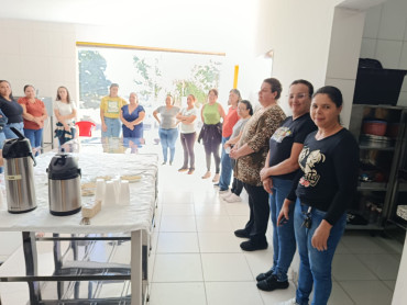 Foto 1: Cozinheiras da Rede Municipal participam de treinamento
