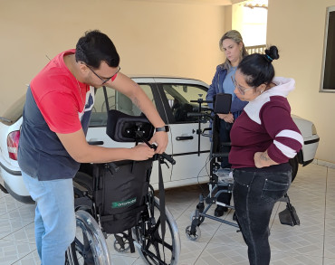 Foto 10: Quatá recebe novas cadeiras de rodas e banho
