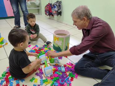Foto 16: Alunos de Quatá recebem material escolar e são recepcionados com acolhimento e carinho no primeiro dia de aula