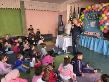 Foto 6: Entrega de Kits Odontológicos para os alunos