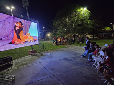 Foto 19: Projeto Cinema no Bairro reúne cerca de 200 pessoas no Jardim Primavera