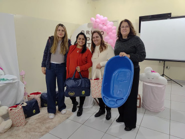 Foto 10:  Entrega de kits de enxoval