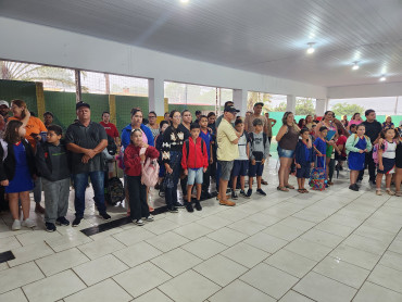Foto 76: Alunos de Quatá recebem material escolar e são recepcionados com acolhimento e carinho no primeiro dia de aula