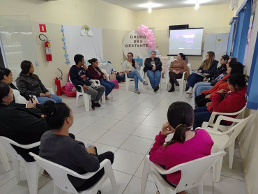 Foto 2:  Entrega de kits de enxoval