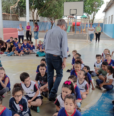 Foto 5: Alunos da Escola Osira de Quatá recebem Kit de Higiene Bucal oferecidos pelo LIONS CLUBE de Presidente Prudente